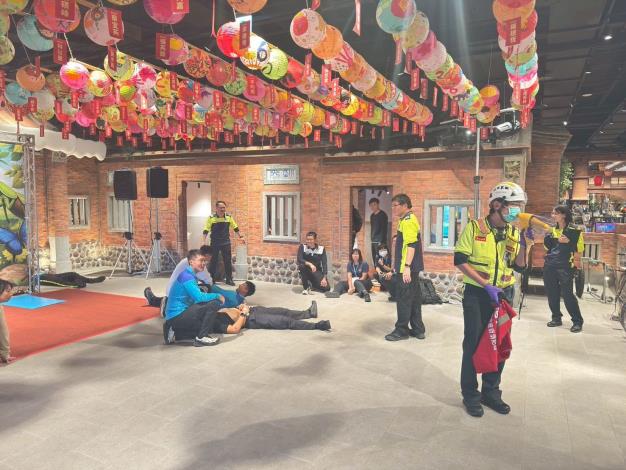 新竹縣政府消防局12日下午3時特別於竹北大遠百辦理「大量傷病患情境演練」