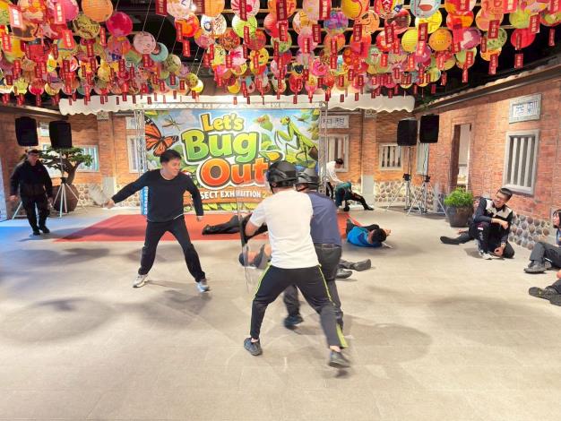 本次演練模擬春節期間商場人潮眾多時，突發隨機持刀攻擊事件，造成民眾小腿截斷、開