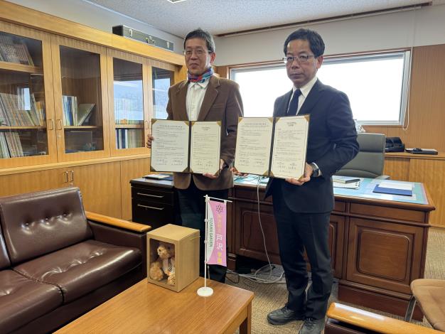 03東興國中校長林健明(左)與日本戶澤學園校長佐藤雅彥(右)MOU合作備忘錄簽訂.JPG