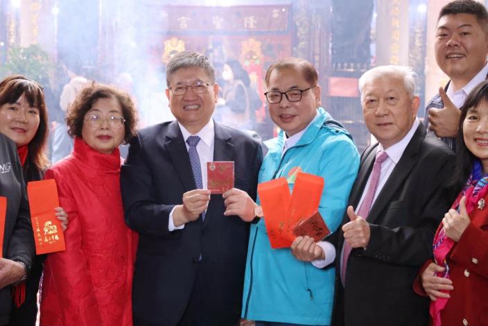 官網-新竹縣長楊文科(左三起)、副縣長陳見賢、前縣長邱鏡淳大年初一一早到峨眉隆聖宮，向鄉親拜年。