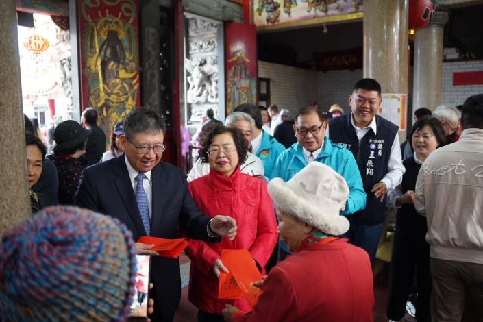 官網DSC08517新竹縣長楊文科（深藍西裝者）、副縣長陳見賢（淺藍色外套者）初一一早到隆聖宮，發贈紅包、向鄉親拜年.JPG