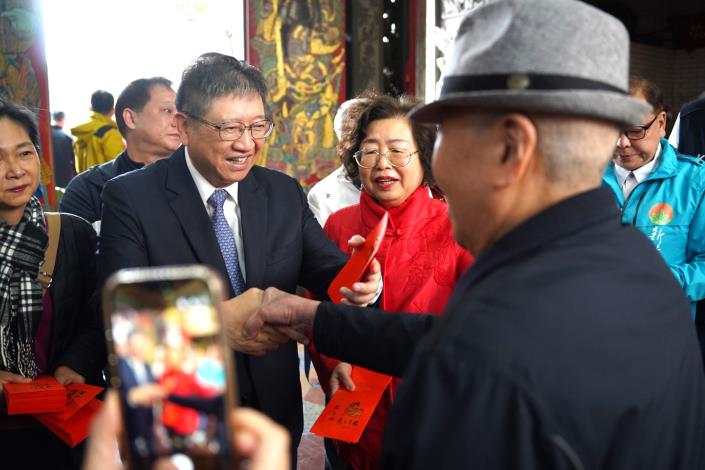 官網DSC08498新竹縣長楊文科（中）發紅包與鄉親拜年，不少人民眾拿手機與縣長合影.JPG