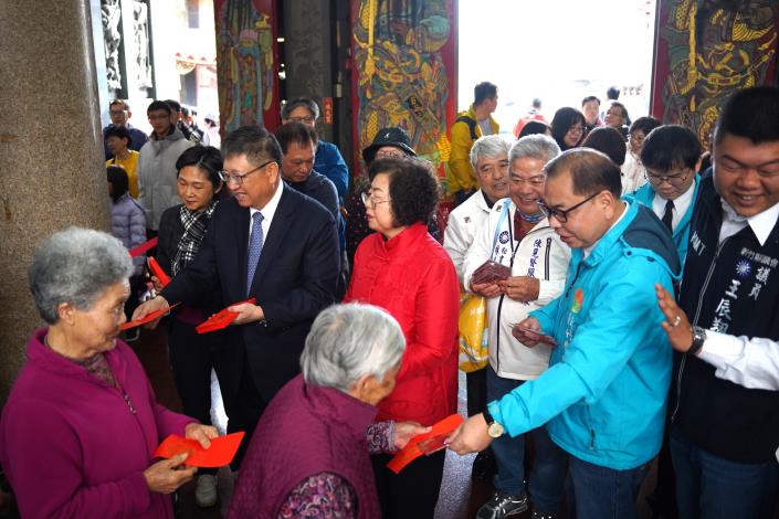 官網DSC08436新竹縣長楊文科（深藍西裝者）、副縣長陳見賢（左二）初一一早到隆聖宮，發贈紅包、向鄉親拜年.JPG