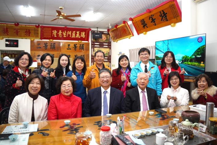 官網－新竹縣長楊文科（前排左三）到楊隆茶行，品嘗東方美人茶DSC09540.JPG