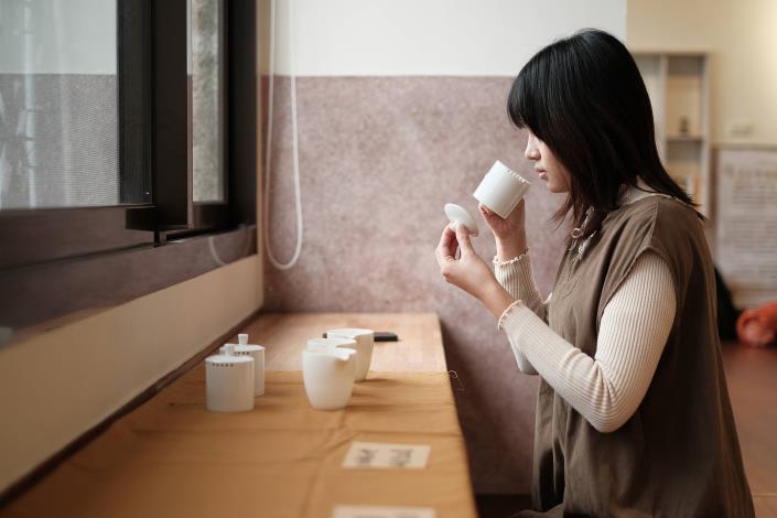 新竹縣深度旅遊品牌「新竹走走」，今年春季將全新規劃4條主題遊程，圖為民眾品茶。 (2)