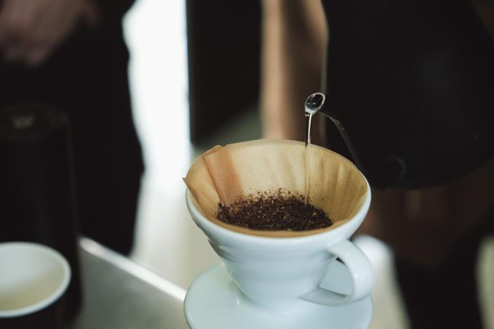 新竹縣深度旅遊品牌「新竹走走」，今年春季將全新規劃4條主題遊程，圖為手沖咖啡。