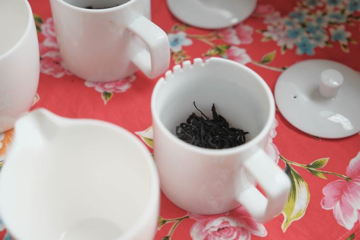 新竹縣深度旅遊品牌「新竹走走」，今年春季將全新規劃4條主題遊程，圖為品茶。 (3)