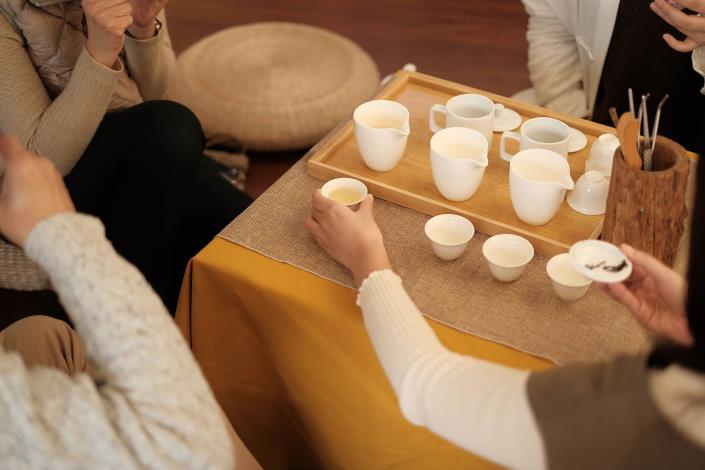 新竹縣深度旅遊品牌「新竹走走」，今年春季將全新規劃4條主題遊程，圖為品茶活動。