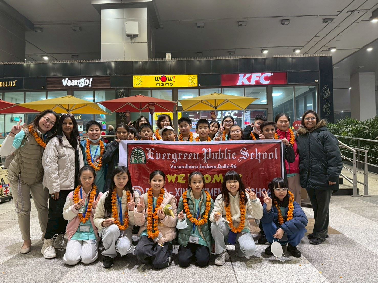 02-入境印度，師生致花圈及甜點歡迎@德里機場