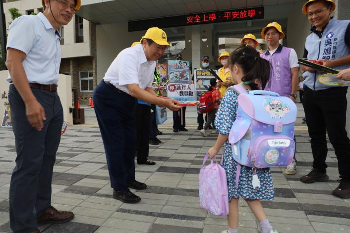 官網-新竹縣長楊文科113年9月5日穿戴小黃帽，前往嘉豐國小宣導交通安全知識。