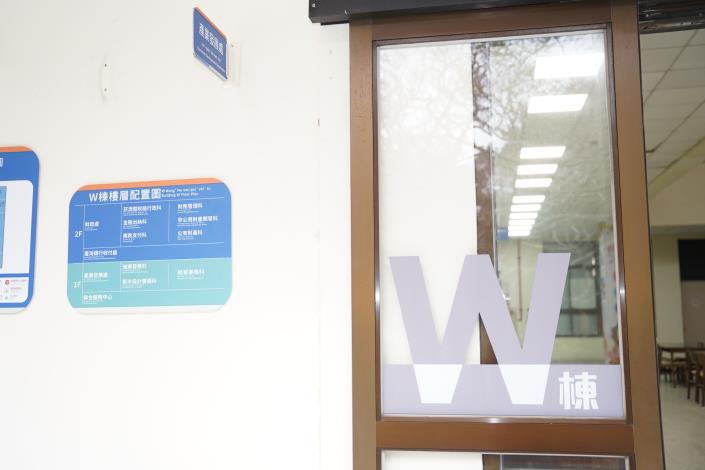 官網DSC09778各棟入口均設置字母識別及樓層指示，方便民眾洽公 的圖片