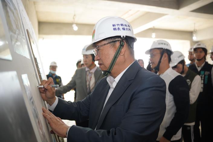 官網DSC09876新竹縣長楊文科今天為竹北實驗高中外牆選色 的圖片
