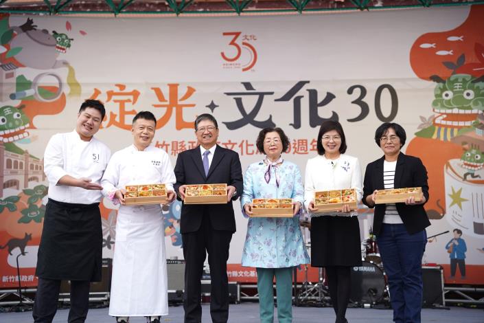 官網DSC00181國宴主廚邱寶郎（左二）偕同《型男大主廚》主廚李昇紘（左一）共同製作500份「綻光30」創意客家料理餐盒.JPG