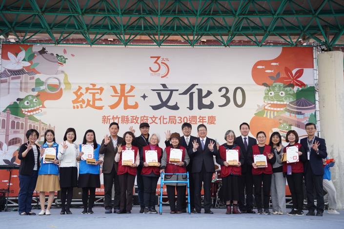 官網DSC00400現場表揚於文化局服務滿三十年、長期熱心奉獻的同仁與志工夥伴.JPG