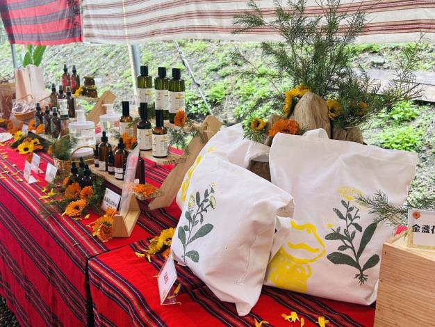 官網-現場展示多項在地業者研發成果 的圖片