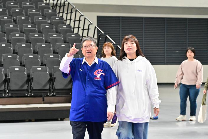 官網-新竹縣長楊文科5日前往體育館與工作人員視察轉播設備。.JPG