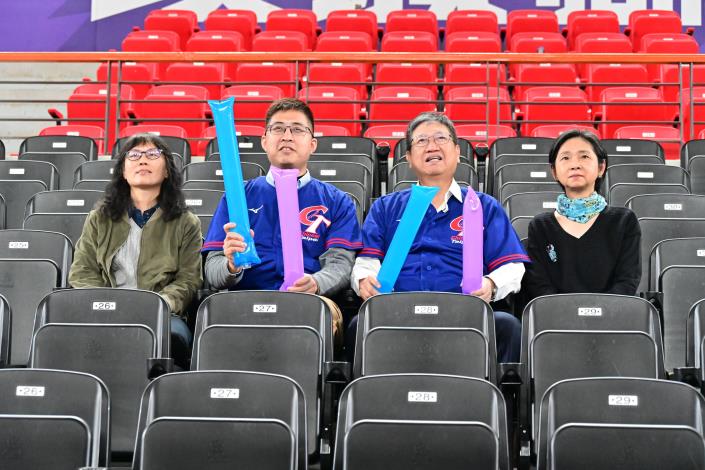 官網-新竹縣長楊文科5日與傳播行銷處副處長洪佩華、教育局副局長沈靜濤、機要秘書池燕雲等人視察體育館轉播設施，手持限量加油棒，邀請民眾入場為中華隊加油。.JPG