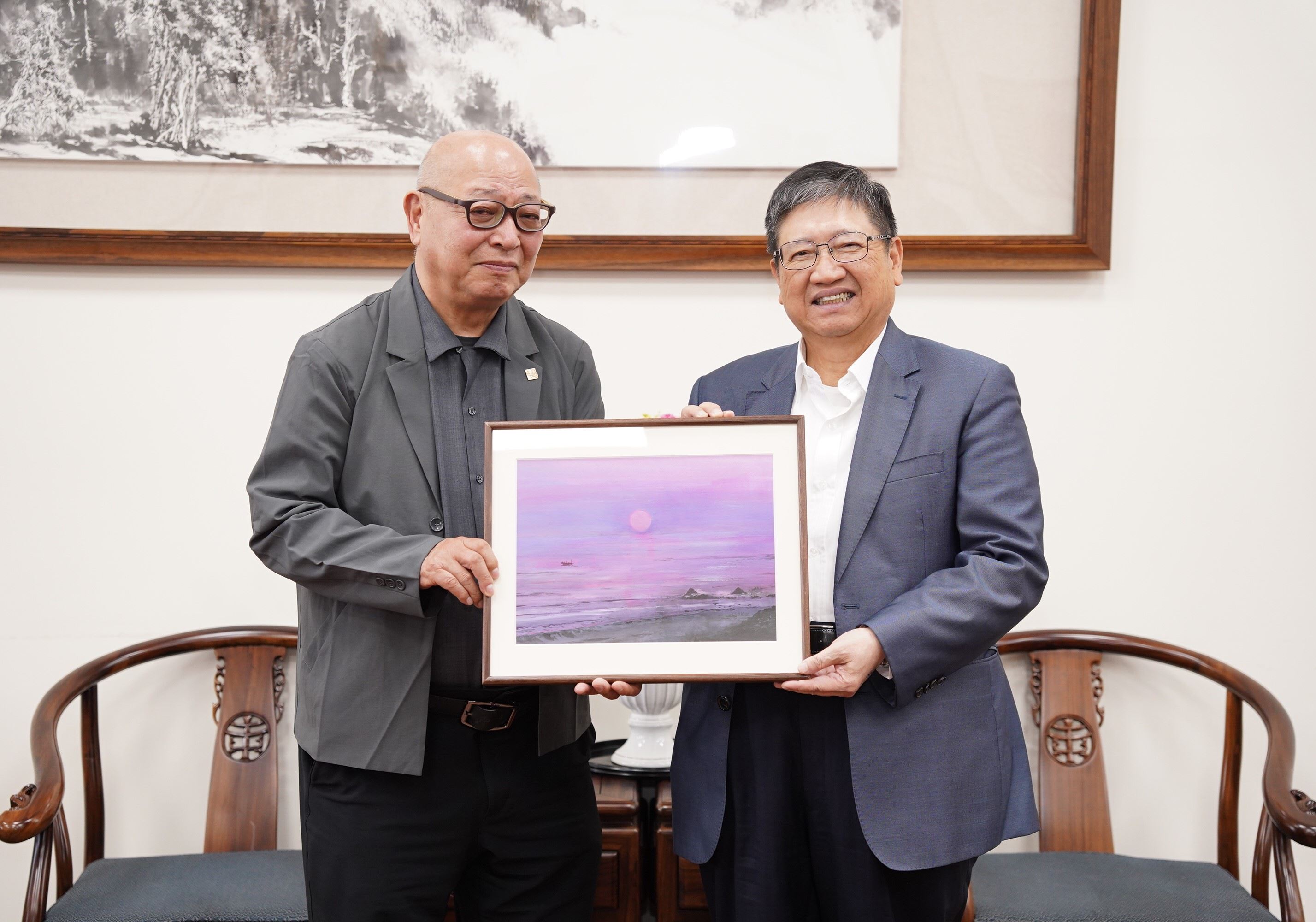 官網-片山 滋先生親自拜會新竹縣長楊文科，將此畫作交到楊縣長手中，為這段藝術薪傳留下一場跨越國界與世紀的藝術情緣。.JPG