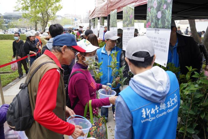 林業及自然保育署新竹分署、新竹縣政府及新豐鄉公所113年3月16日在新豐鄉新庄子後營區野戰公園共同舉辦「新竹縣113年度植樹活動-一起集點樹」，民眾領取免費苗木。 的圖片