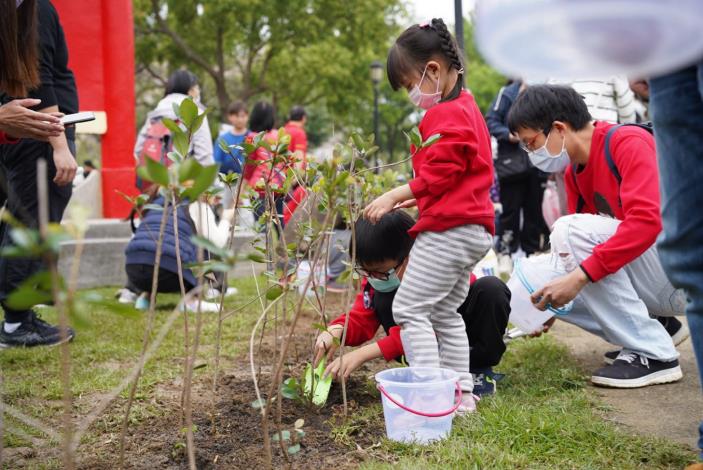 林業及自然保育署新竹分署、新竹縣政府及新豐鄉公所113年3月16日在新豐鄉新庄子後營區野戰公園共同舉辦「新竹縣113年度植樹活動-一起集點樹」，親子共同參與植樹。 的圖片