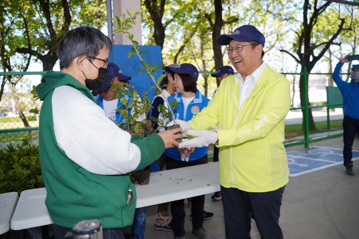 新竹縣長楊文科參與「新竹縣114年度植樹活動-織一片生態綠網」，親手贈送苗木給民眾。 的圖片