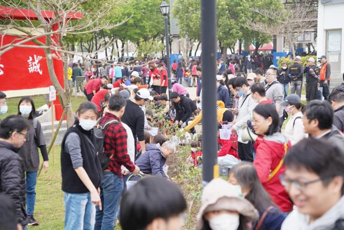 林業及自然保育署新竹分署、新竹縣政府及新豐鄉公所113年3月16日在新豐鄉新庄子後營區野戰公園共同舉辦「新竹縣113年度植樹活動-一起集點樹」，民眾共同參與植樹。 的圖片