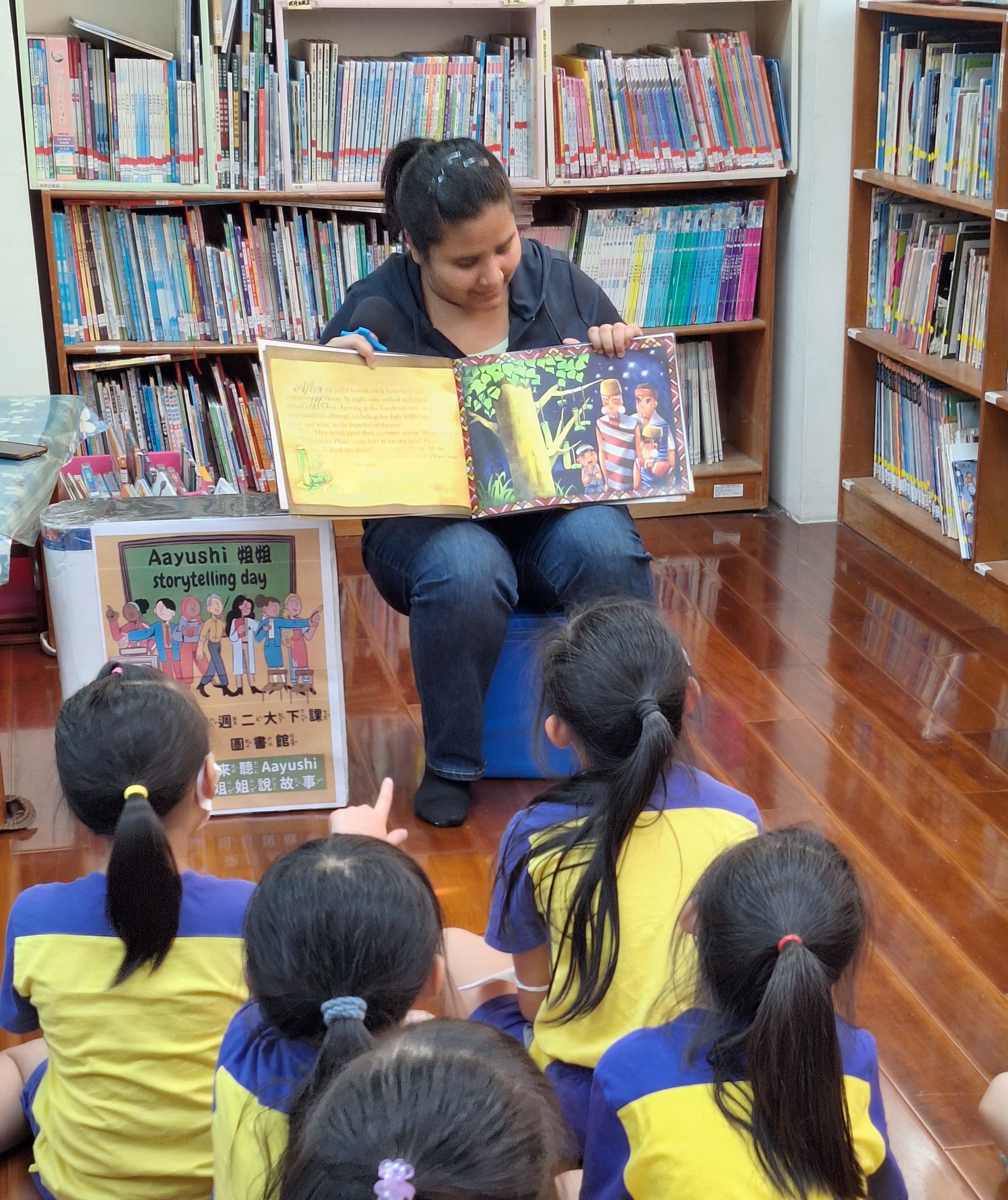 外國老師利用大下課說故事-松林國小