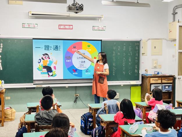官網-活動預計為縣內國小及幼兒園辦理20場校園講座、15場行動書車校園巡迴及8場次校園「新書共讀箱」 的圖片