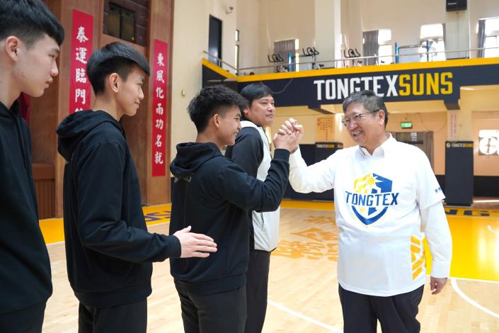 官網DSC01342新竹縣長楊文科（右）握手為選手打氣 的圖片