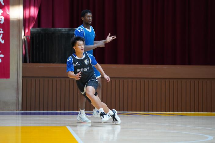 官網DSC01846後衛全億（前）與外籍生羅威雄被稱為東泰的 的圖片