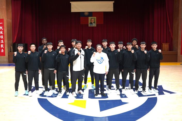 官網DSC01330新竹縣長楊文科(前排右五)換上東泰球衣，為球員打氣加油。 的圖片