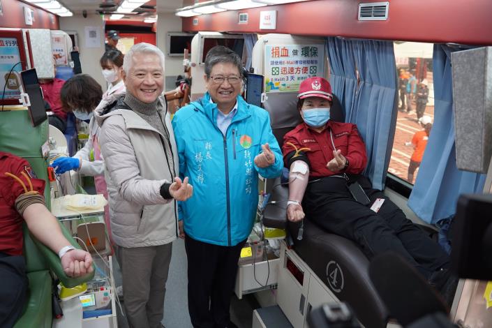 官網-新竹縣長楊文科與大大數位基金會董事長戴永輝與捐血義消合影 (2) 的圖片