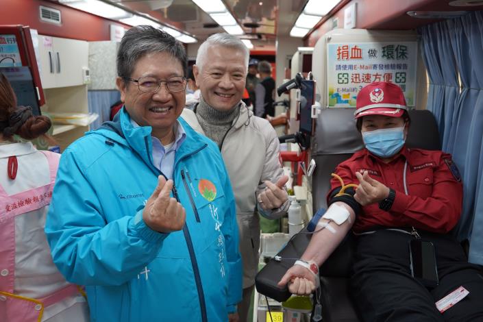 官網-新竹縣長楊文科與大大數位基金會董事長戴永輝與捐血義消合影 的圖片