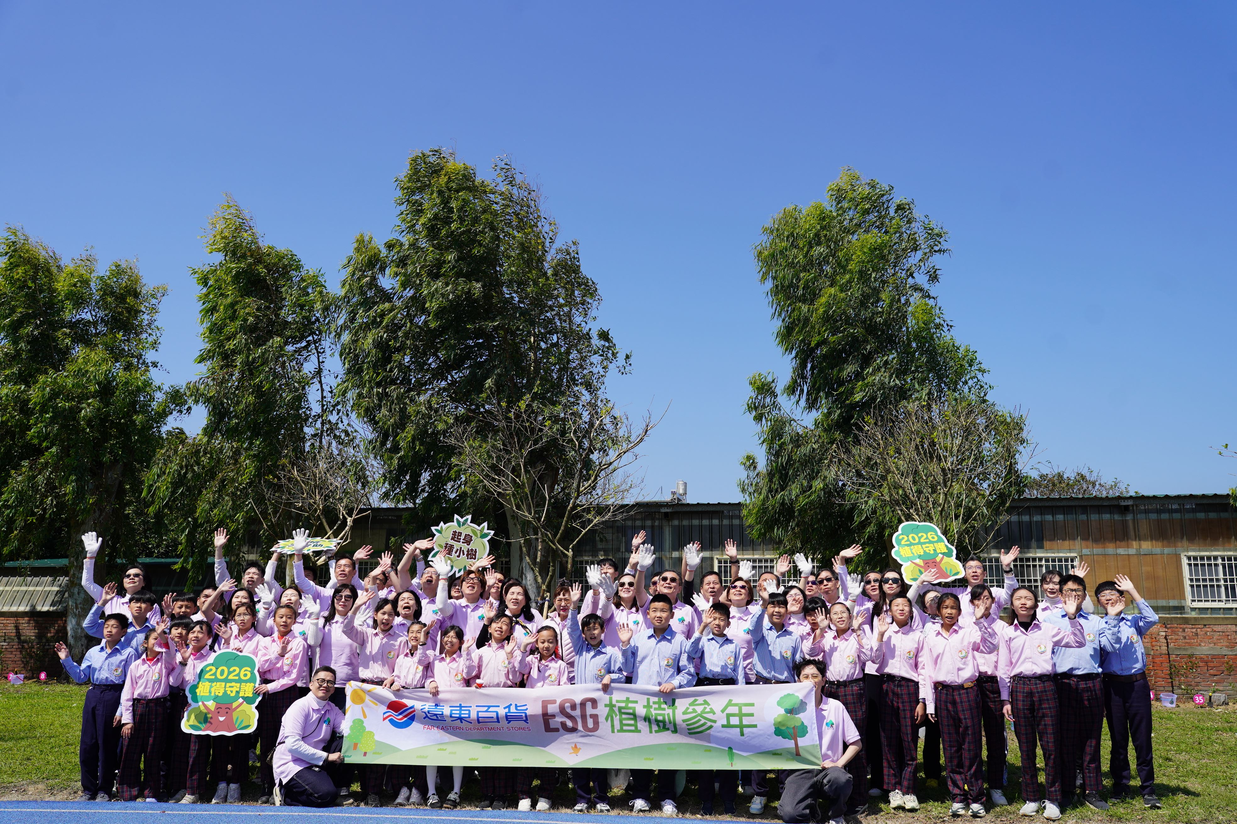 遠百團隊和學生大合照DSC03116.JPG