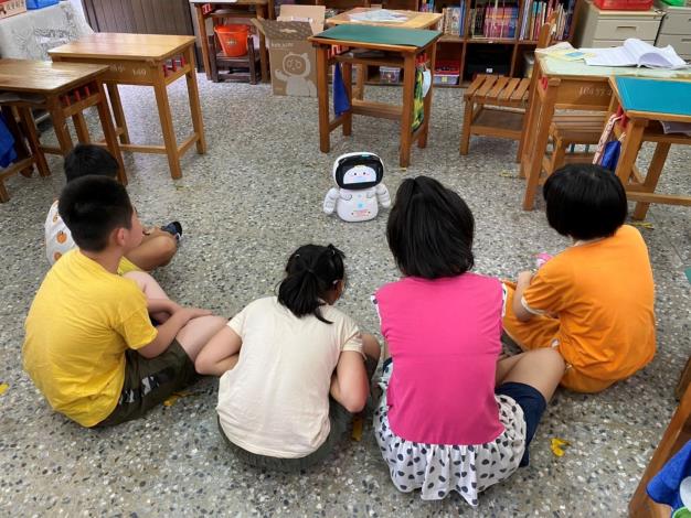 官網-國小學生聽凱比機器人說故事 的圖片