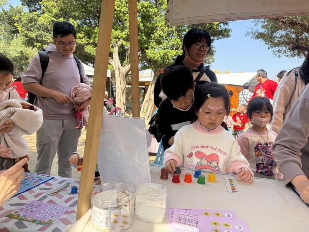 官網-現場設有三縣市親子館及相關兒少福利單位攤位共9攤闖關活動 的圖片