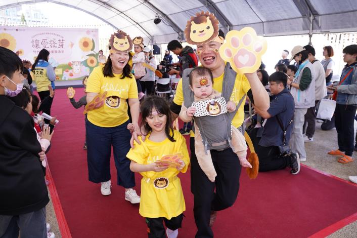 官網-最吸睛的變裝走秀，讓孩子們化身小皮皮獅等可愛守護者，共同呵護象徵幸福的向日葵。 的圖片