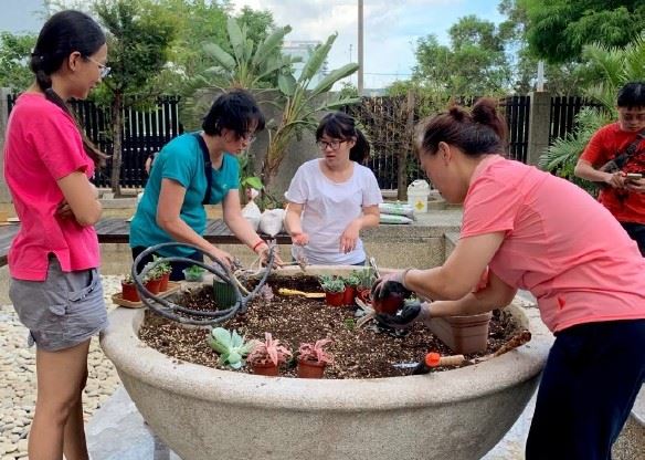 官網-112暨113年度評選中獲得小型公寓大廈組第一名的社區，住戶一起綠美化環境