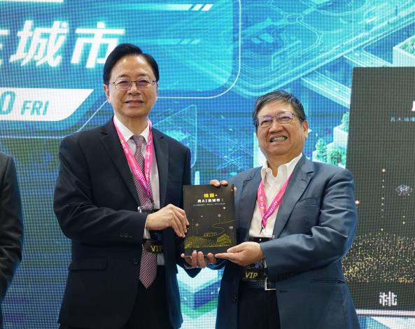 OK市長張善政贈《桃園。用AI寫城市》書籍 的圖片