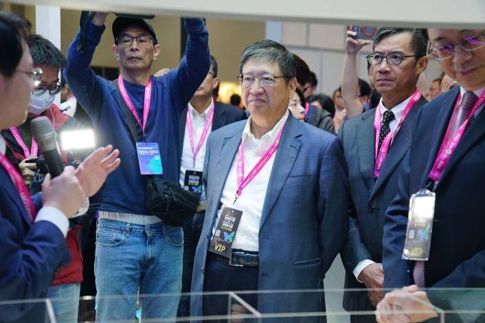 OK楊縣長與桃園市長張善政參觀展區 的圖片