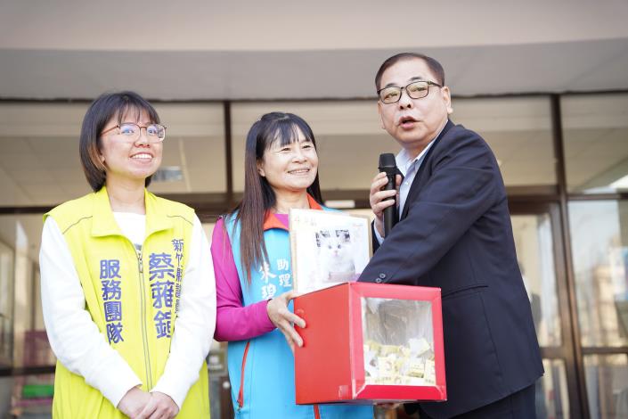 官網-副縣長陳見賢抽出幼貓認養人。 的圖片