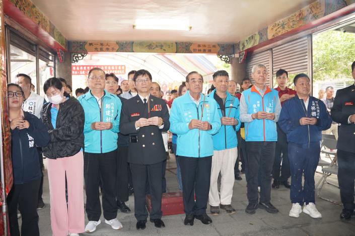 官網-副縣長徐元棟率消防局上香祈福。 的圖片
