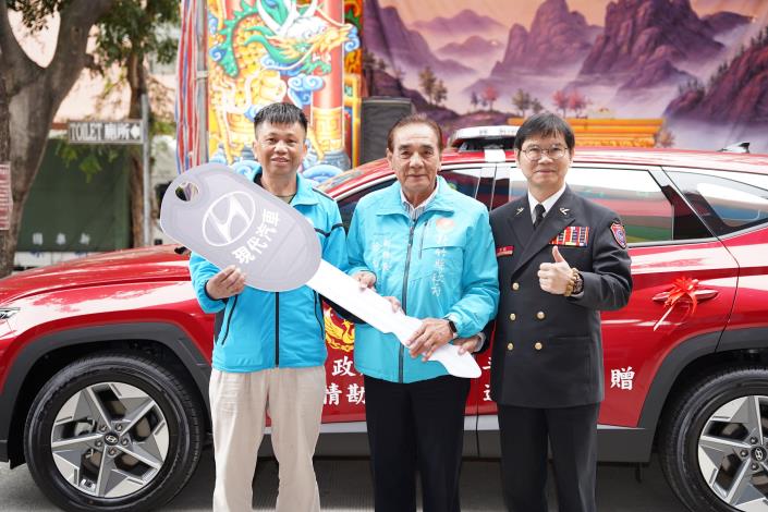 官網-進福宮贈消防局全新災情勘查車。(左起)進福宮主委黃清松、副縣長徐元棟、消防局長陳中振 的圖片