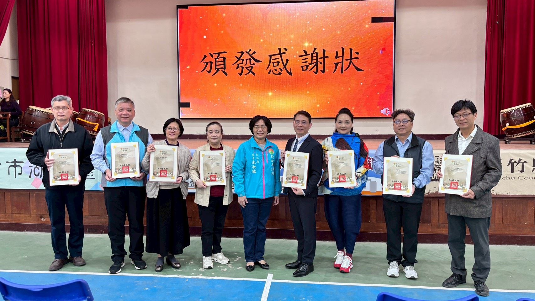 官網-今年文化局與新竹縣書畫藝術學會和新竹市湖畔畫會合作，由學會擔任「行動藝術館」巡迴展的策展單位