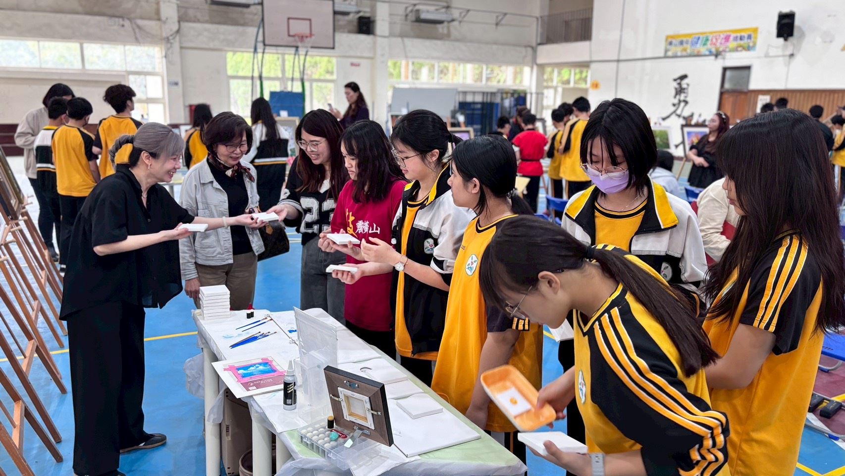 官網-活動在在各校都安排不同的藝術家為師生進行作品導覽和藝術欣賞