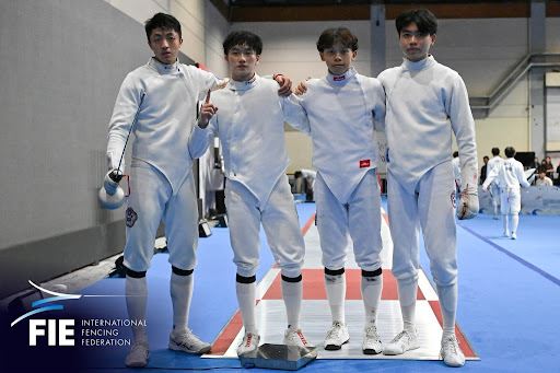 新竹縣擊劍選手劉瀚文(右1)，日前代表國家參加「2026年亞洲青年暨青少年擊劍錦標賽」，勇奪銳劍團體賽首金。