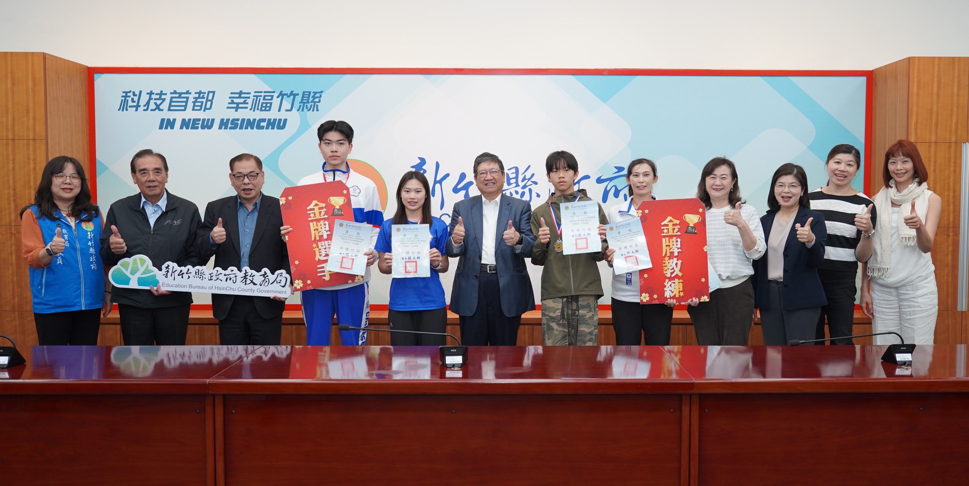 官網-縣長楊文科今(24日)特地在縣府主管會報頒獎表揚，大讚選手們技藝超群，為台灣與家鄉新竹縣爭取最高榮譽。.JPG