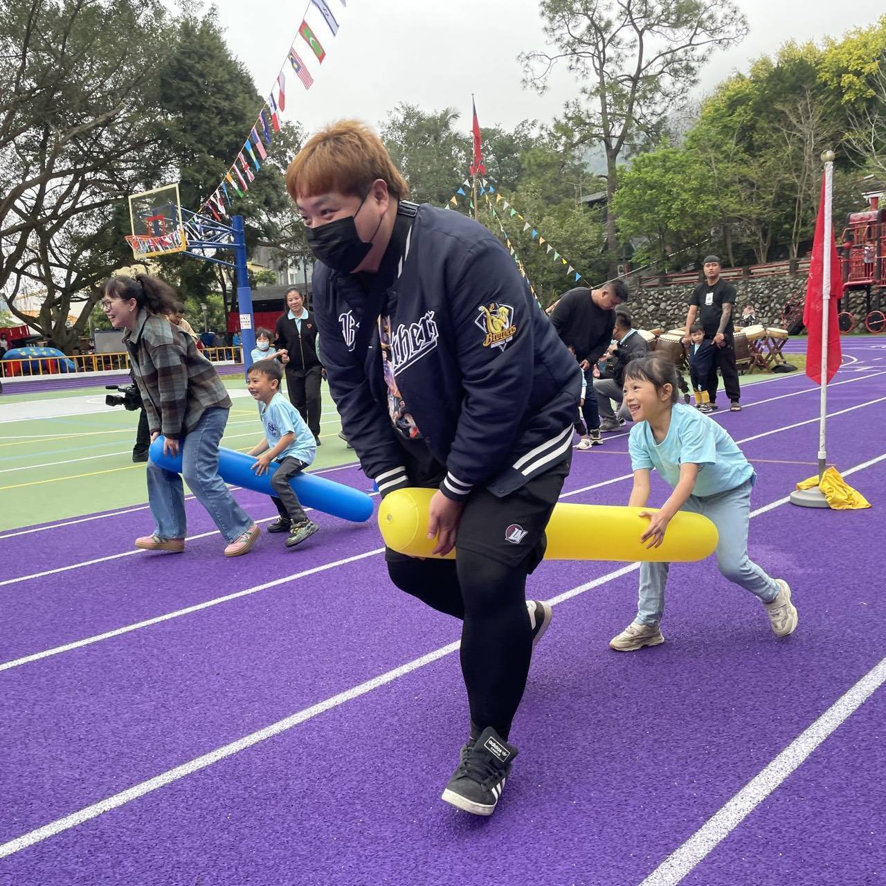官網-校慶活動現場熱鬧溫馨，師生、校友及社區民眾齊聚一堂