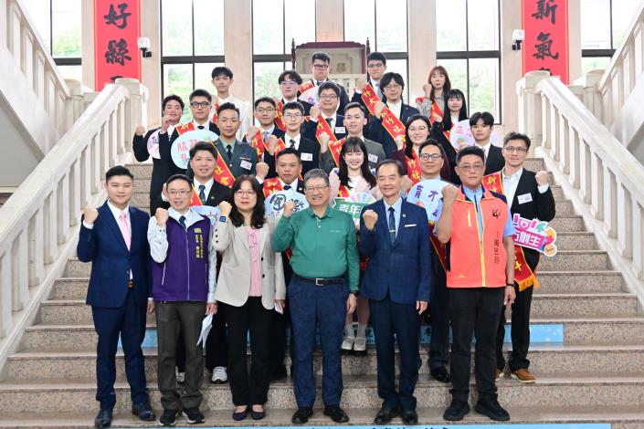 官网DSC_7146新竹县长杨文科与社会、大专优秀青年合影.JPG