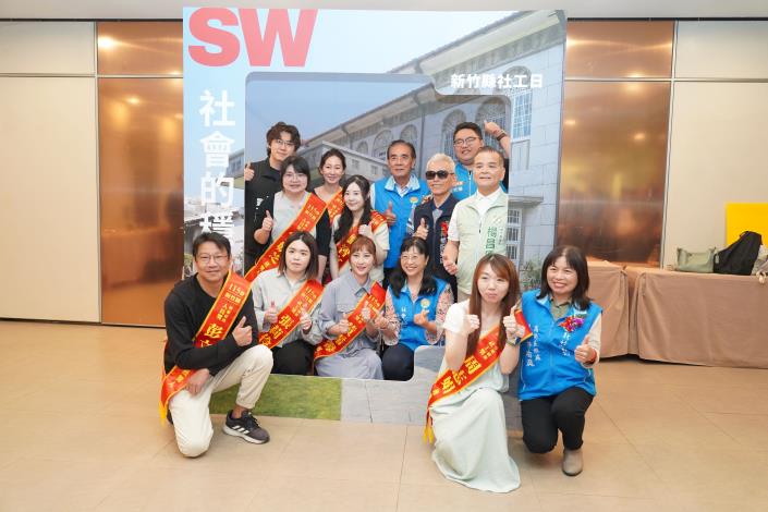 縣府受獎人員在打卡拍照處合照DSC03479.JPG